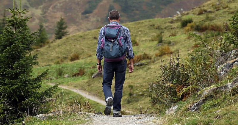 Premiers pas en randonnée en montagne : conseils essentiels pour les débutants